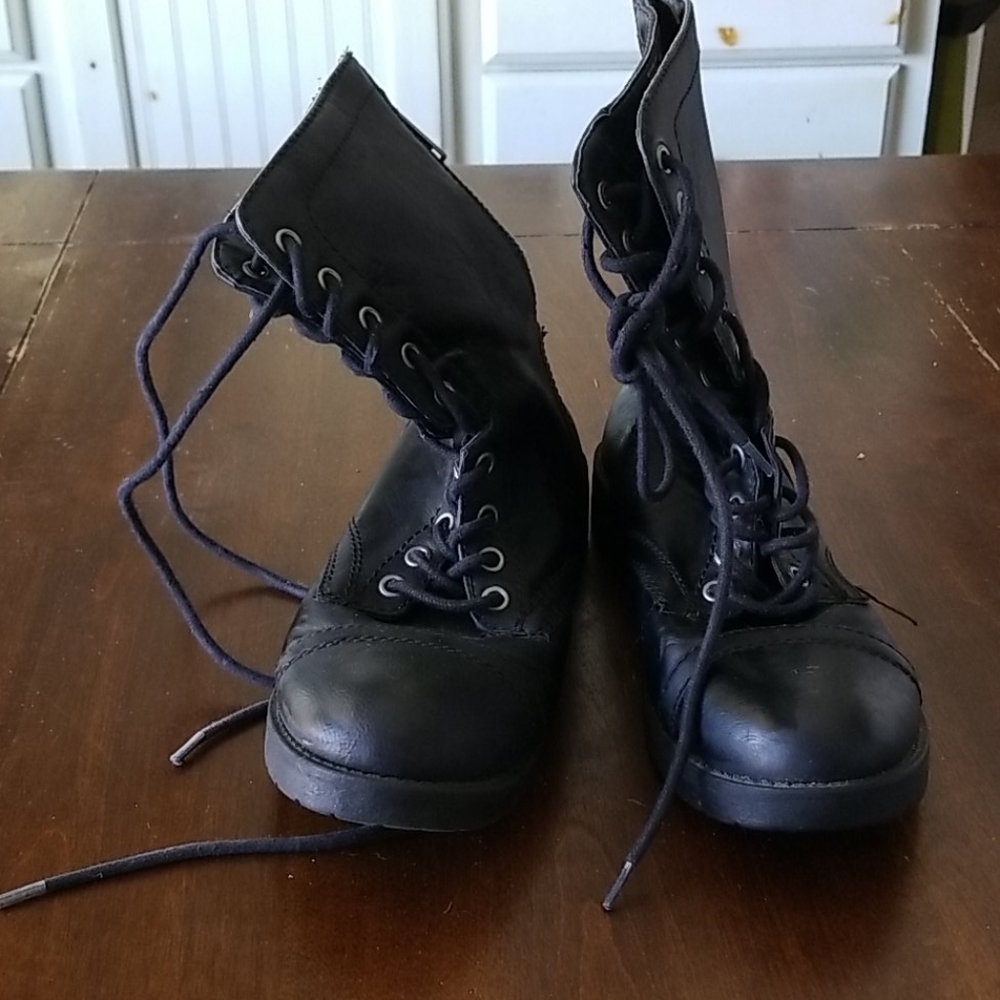 Women black boots